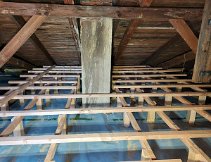 Zateplení stropu zděného rodinného domu pomocí foukané izolace